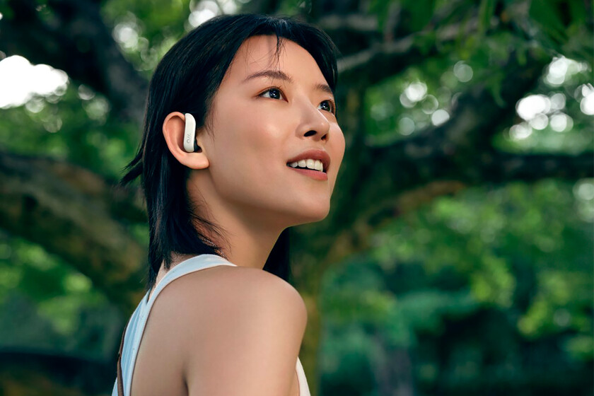 unos auriculares con su propio asistente