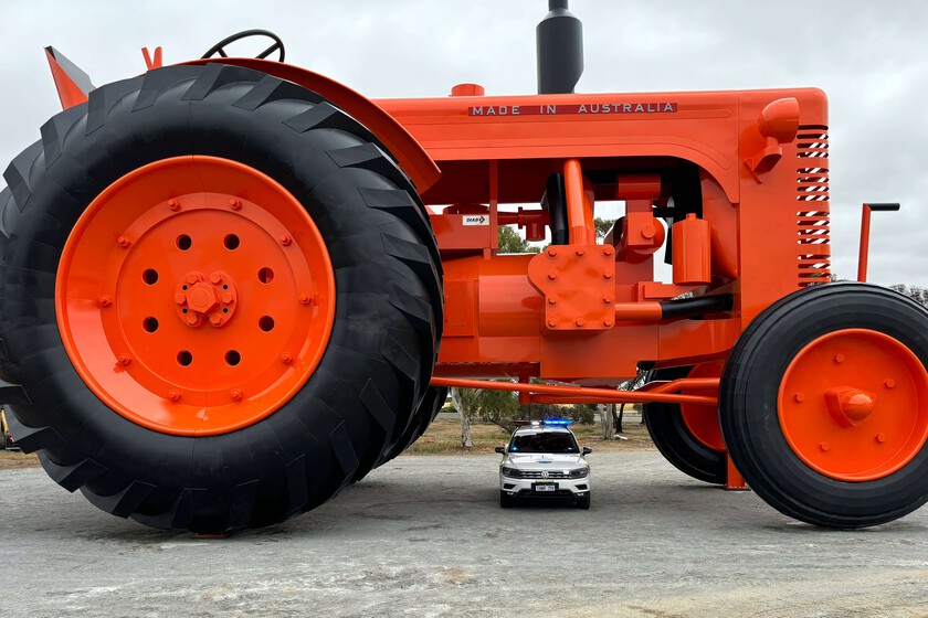 Australia tiene una estatua gigantesca de 11 metros dedicada a un tractor. ¿Por qué? Porque Australia
