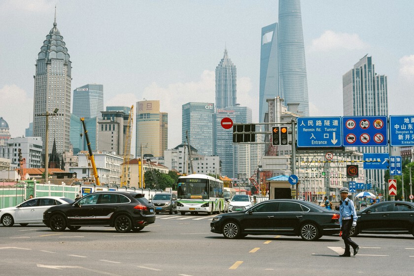 Alemania era líder en China. Sus ventas han caído a la mitad y el coche eléctrico está matando a BMW, Mercedes o Volkswagen