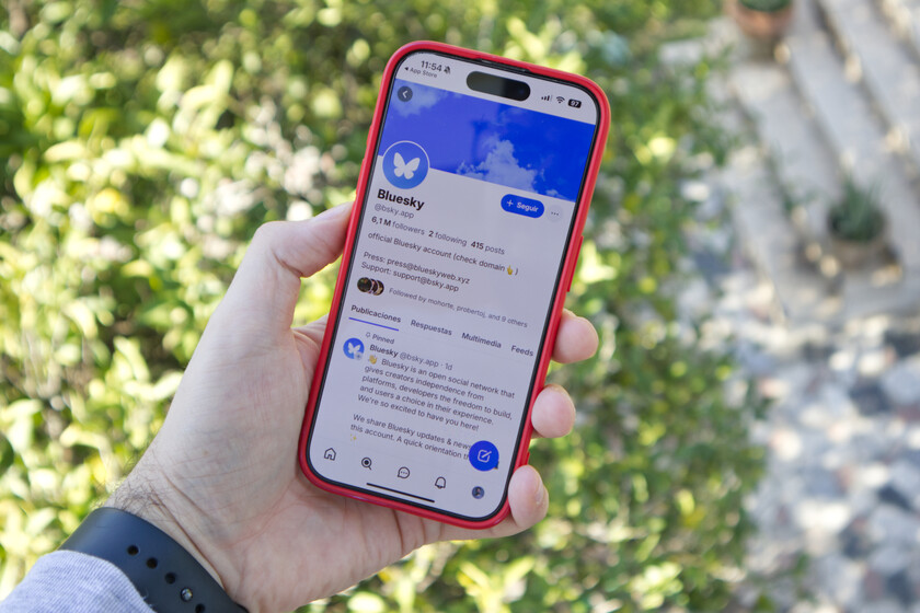 Cada vez que Elon Musk decide tocar una funcionalidad clave de X, alguien sale beneficiado: Bluesky