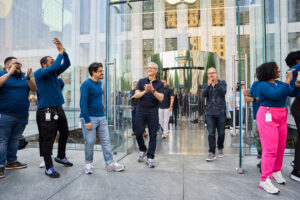 Nike atraviesa la mayor crisis de su historia, pero tiene un as bajo la manga: Tim Cook