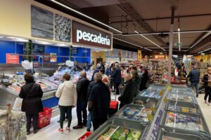 En plena expansión, Mercadona y las marcas blancas se han encontrado con un rival inesperado: los "súpers" regionales