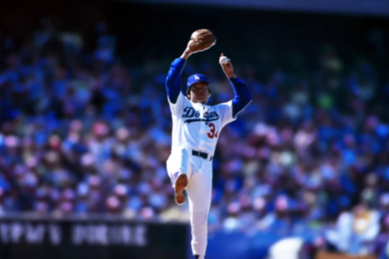 Pumas rinde homenaje a Fernando Valenzuela en su encuentro con Rayados