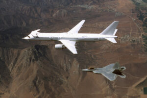El software del F-22 Raptor es tan complejo que las actualizaciones se prueban en este curioso Boeing 757 modificado