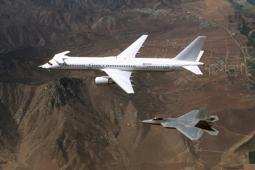 El software del F-22 Raptor es tan complejo que las actualizaciones se prueban en este curioso Boeing 757 modificado
