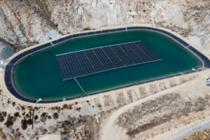 Almería ha recurrido a la energía solar flotante para tratar de frenar la sequía. Aragón ha optado por prohibirla