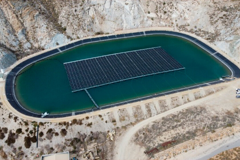 Almería ha recurrido a la energía solar flotante para tratar de frenar la sequía. Aragón ha optado por prohibirla