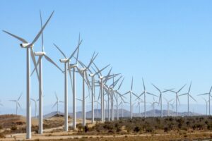 Algo está pasando con la energía eólica. Su despliegue se ha frenado mientras la energía solar crece imparable