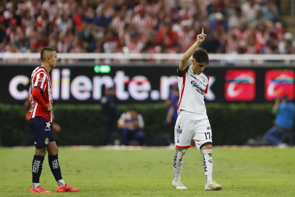 AME4943. GUADALAJARA (MÉXICO), 05/10/2024.- José Lozano (d) de Atlas celebra una anotación ante el Guadalajara este sábado, durante un partido del torneo apertura 2024 de la liga del fútbol mexicano en el Estadio Akron en la ciudad de Guadalajara, Jalisco (México-Chivas). EFE/ Francisco Guasco