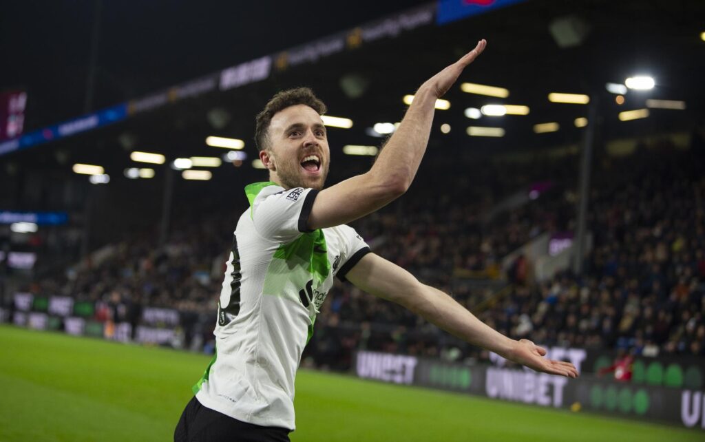 Diogo Jota da la victoria al Liverpool