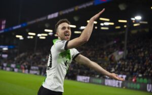 Diogo Jota da la victoria al Liverpool