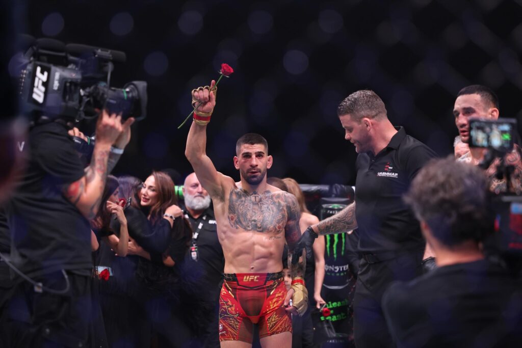 Abu Dhabi (United Arab Emirates), 26/10/2024.- Ilia Topuria (Red) celebrates after beating Max Holloway (Blue) during their Featherweight bout at UFC 308 in Abu Dhabi, United Arab Emirates, 26 October 2024. (Emiratos Árabes Unidos) EFE/EPA/ALI HAIDER
