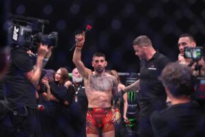 Abu Dhabi (United Arab Emirates), 26/10/2024.- Ilia Topuria (Red) celebrates after beating Max Holloway (Blue) during their Featherweight bout at UFC 308 in Abu Dhabi, United Arab Emirates, 26 October 2024. (Emiratos Árabes Unidos) EFE/EPA/ALI HAIDER