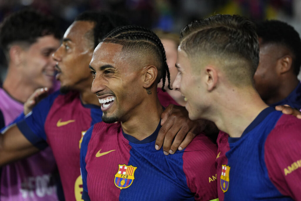 BARCELONA, 23/10/2024.- El delantero del FC Barcelona Raphinha (c) celebra con sus compañeros tras marcar el cuarto gol ante el Bayern, durante el partido de la Liga de Campeones que FC Barcelona y Bayern Munich disputan este miércoles en el estadio Olímpico Lluis Companys. EFE/Siu Wu