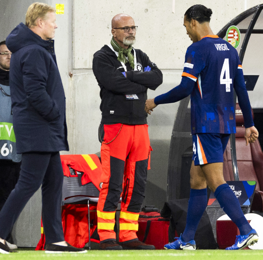 Virgil Van Dijk ve por primera vez una tarjeta roja con Países Bajos