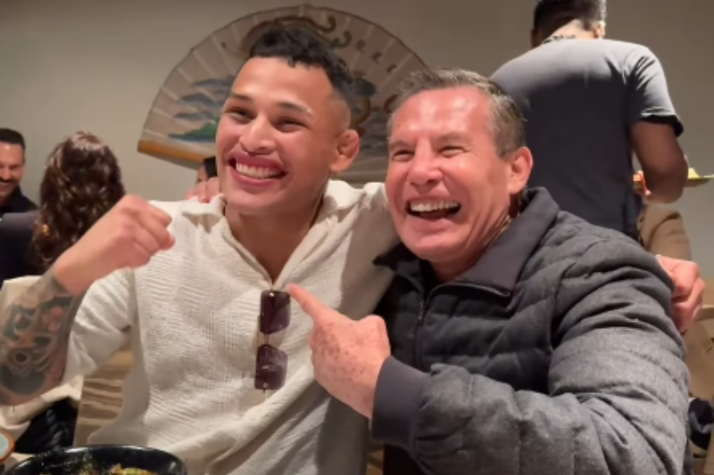 Ronaldo 'Lazy Boy' Rodríguez junto a Julio César Chávez. (Foto: Captura de video @lazyboy.ufc)