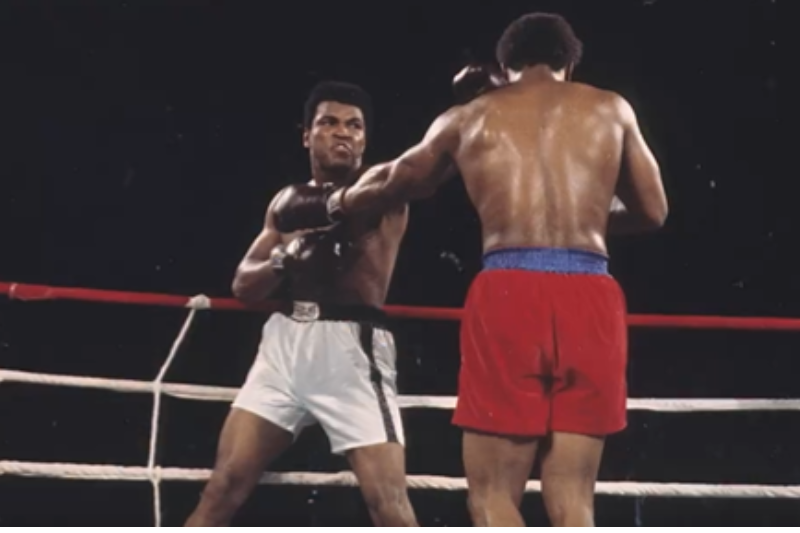 Muhammad Ali enfrentando a George Foreman en África. (Foto: Captura de pantalla video X Muhammad Ali)