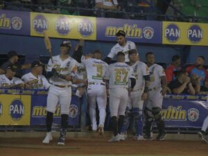 Eduardo Escobar se vistió de héroe para los Tigres