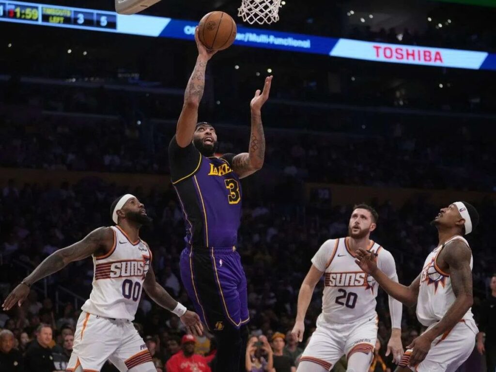 Anthony Davis comandó el triunfo de los Lakers