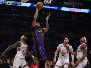 Anthony Davis comandó el triunfo de los Lakers