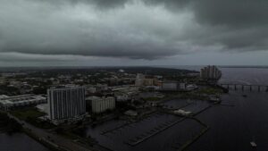 Se acaba el tiempo para evacuar mientras el huracán Milton se acerca a Florida