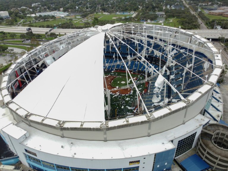 Foto: Captura de pantalla/redes sociales - Así quedó el Tropicana Field, la casa de los Tampa Bay Rays, luego del paso del fenómeno natural por el estado de Florida.