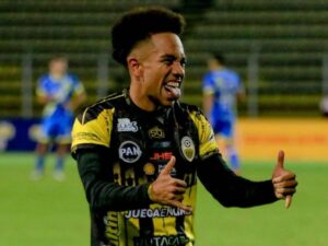 Cova lidera fútbol coral del aurinegro