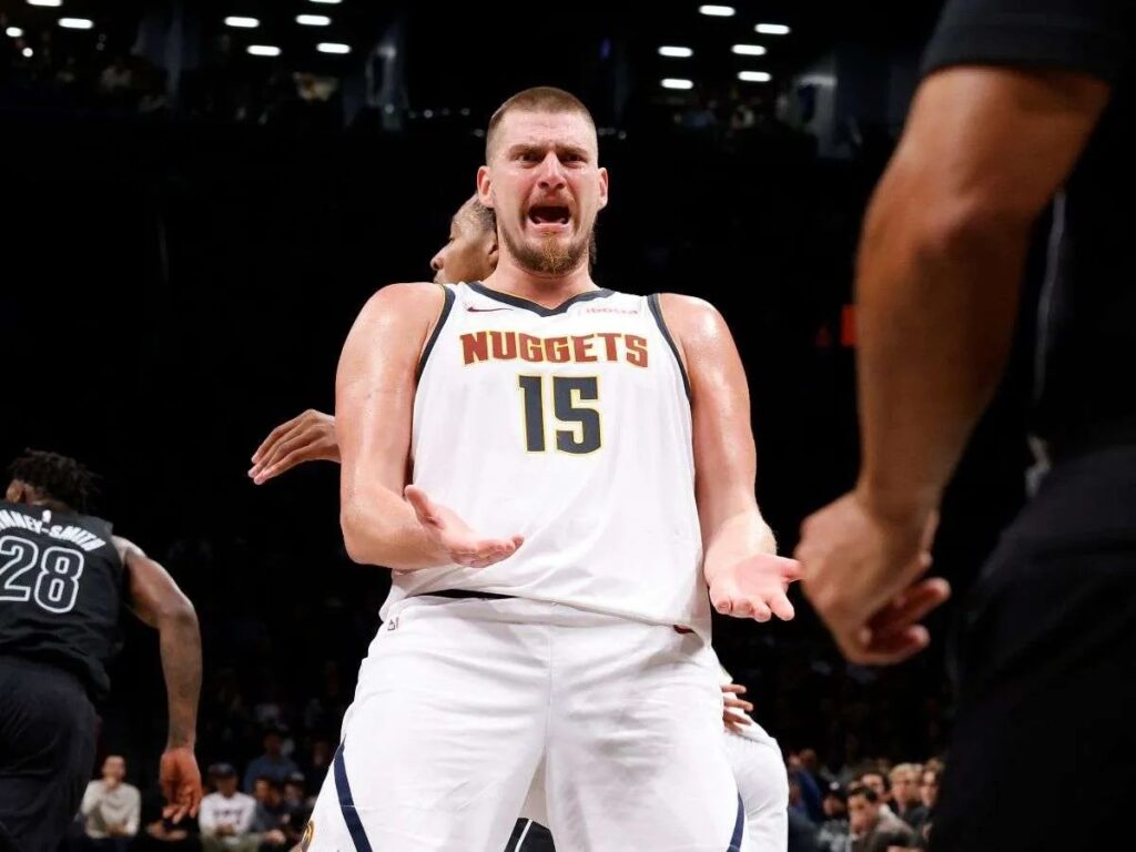 Nuggets triunfan con triple-doble de Jokic