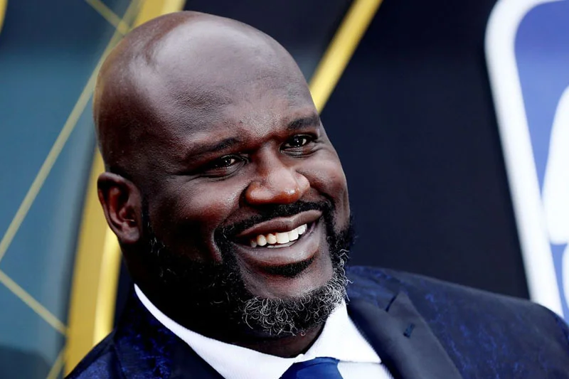 Shaquille O'Neal regala calzado a niños de escasos recursos en México