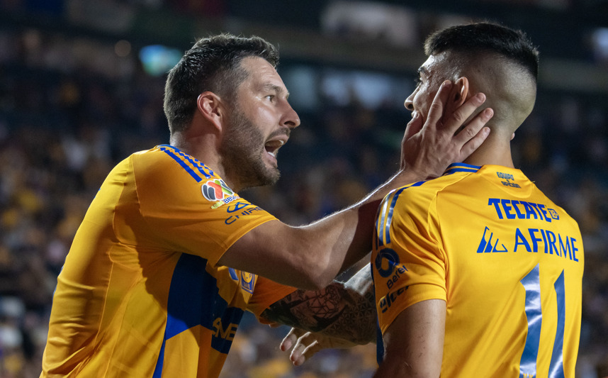 AME3309. MONTERREY (MÉXICO), 27/09/2024.- Juan Brunetta (d) y André-Pierre Gignac de Tigres celebran un gol este viernes, en un partido de la jornada 10 del Torneo Apertura 2024 de la Liga MX entre Tigres y León en el estadio Universitario de la ciudad de Monterrey (México). EFE/Miguel Sierra