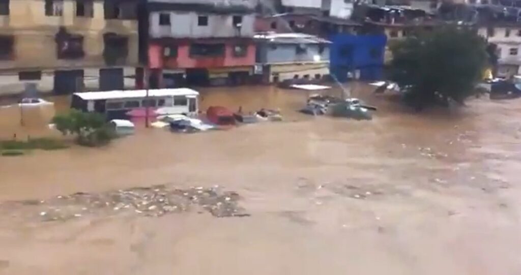 Fuertes lluvias causaron anegaciones y estragos en Caracas este sábado