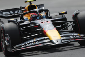 El mexicano Sergio Pérez de Red Bull participa en la tercera practica del Gran Premio de México este sábado, en el Autódromo de los Hermanos Rodríguez en Ciudad de México (México). EFE/ Isaac Esquivel