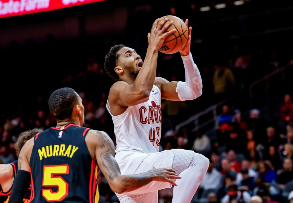 Fotografía de archivo en la que se registró a Donovan Mitchell (d), escolta de los Cavaliers de Cleveland, quien aportó 39 puntos, 9 rebotes y 5 asistencias para guiar el triunfo de su equipo 106-94 sobre los Magic de Orlando y ganar 4 juegos por 3 esta serie de 'play-off' de la Conferencia Este de la NBA. EFE/Erik S. Lesser