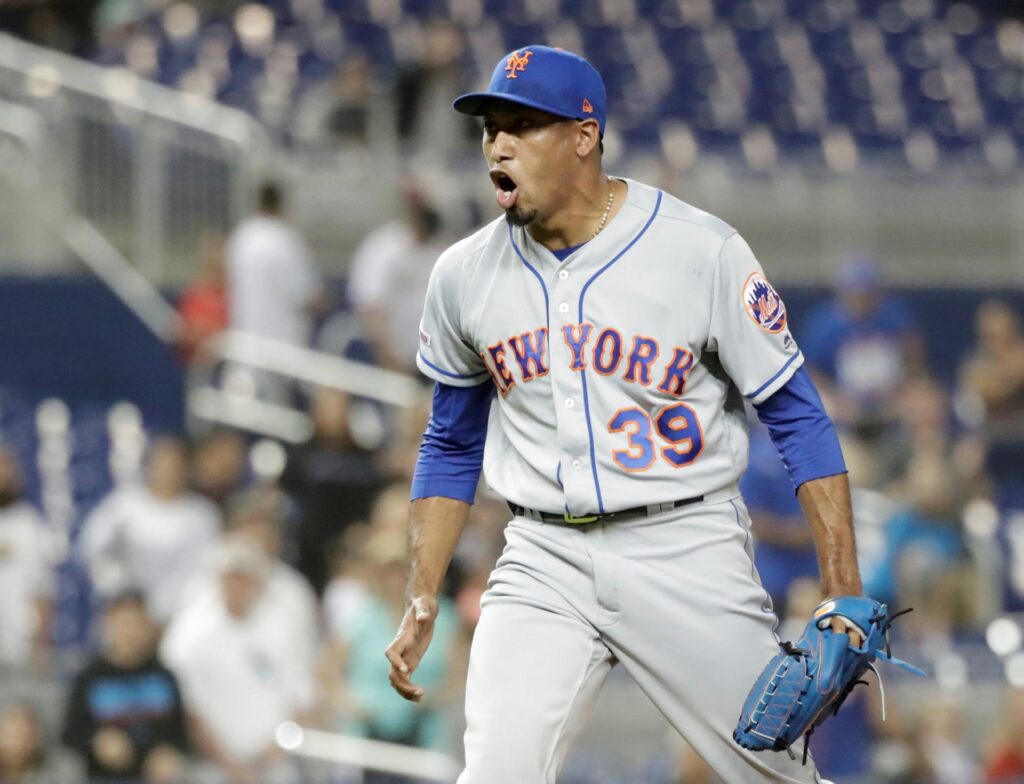 Fotografía de archivo en la que se registró al puertorriqueño Edwin Díaz, lanzador relevista de los Mets de Nueva York, quien fue suspendido por la MLB durante 10 partidos por violar disposiciones de la regla sobre el uso de sustancias pegajosas para lanzar. EFE/Jason Szenes