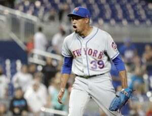 Fotografía de archivo en la que se registró al puertorriqueño Edwin Díaz, lanzador relevista de los Mets de Nueva York, quien fue suspendido por la MLB durante 10 partidos por violar disposiciones de la regla sobre el uso de sustancias pegajosas para lanzar. EFE/Jason Szenes