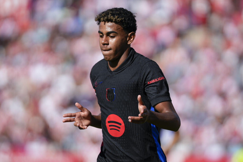 El delantero del Barcelona Lamine Yamal celebra tras anotar un gol ante el Girona este domingo, durante el partido de la 5a jornada de LaLiga EA Sports, entre el Girona FC y el FC Barcelona, en el estadio Montilivi de Girona. EFE/ David Borrat