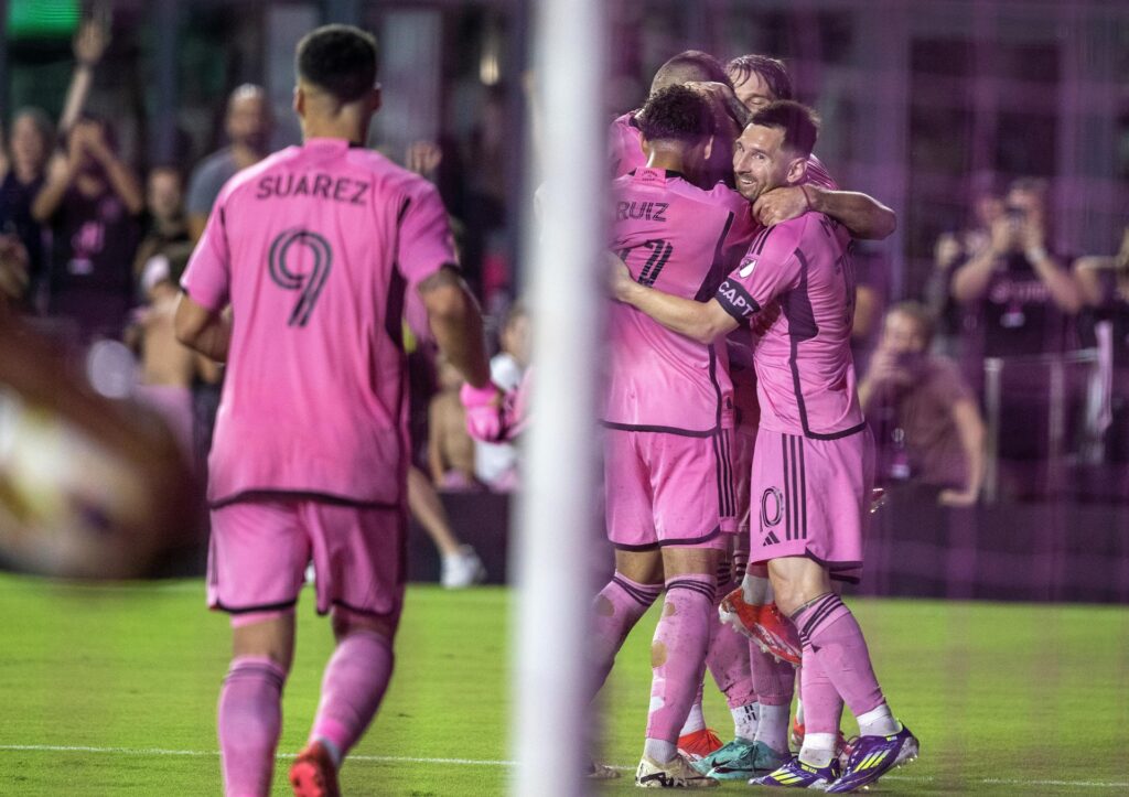 Jugadores del Inter Miami fueron registrados este sábado, 18 de mayo, al celebrar un gol que su compañero Leonardo Campana le anotó al D.C. United, durante un partido de la fecha 14 de la MLS, en el estadio Chase de Fort Lauderdale (Florida, EE.UU.). EFE/Cristóbal Herrera