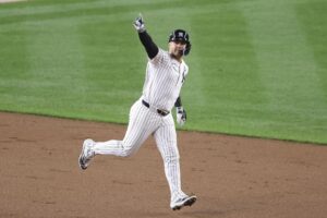 Gleyber Torres de los Yankees de Nueva York recorre las bases después de conectar un jonrón de tres carreras durante la octava entrada del cuarto juego de la Serie Mundial de las Grandes Ligas de Béisbol (MLB). EFE/EPA/SARAH YENESEL