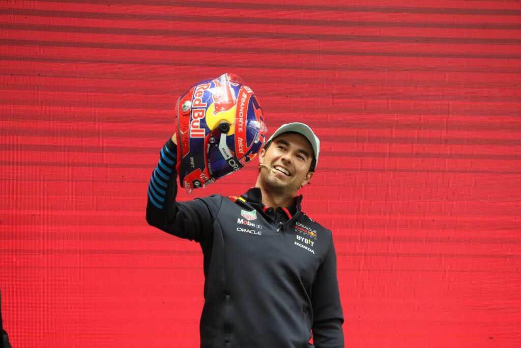 El piloto mexicano Sergio Checo Pérez, posa este miércoles, durante una rueda de prensa en la Ciudad de México (México). EFE/Mario Guzmán