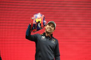El piloto mexicano Sergio Checo Pérez, posa este miércoles, durante una rueda de prensa en la Ciudad de México (México). EFE/Mario Guzmán