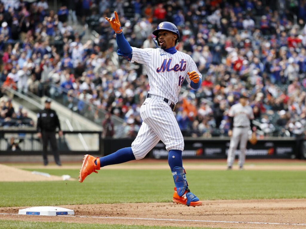 Fotografía de archivo en la que se registró al puertorriqueño Francisco Lindor, campo corto de los Mets de Nueva York, quien conectó un doble productor de dos carreras en el décimo primer episodio para definir el triunfo de su equipo 7-6 sobre los Cachorros de Chicago en la MLB. EFE/Jason Szenes