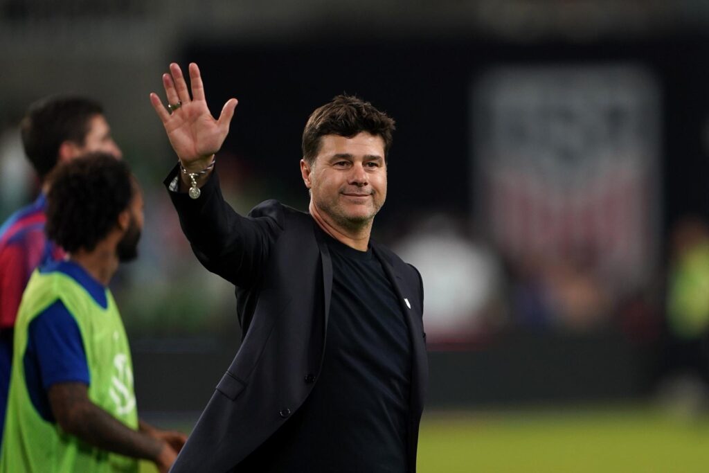 El seleccionador de Estados Unidos, Mauricio Pochettino saluda al final del partido amistoso entre su equipo y Panamá. EFE/DUSTIN SAFRANEK