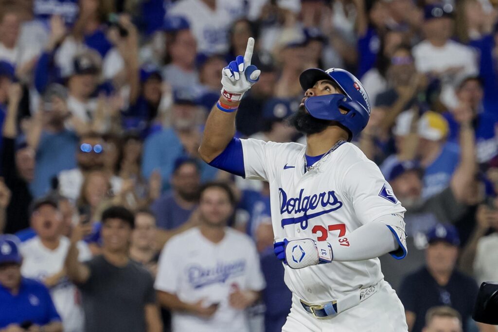 Teoscar Hernandez de los Dodgers de Los Angeles celebra luego de conseguir un jonron ante los Padres de San Diego. EFE/ALLISON DINNER