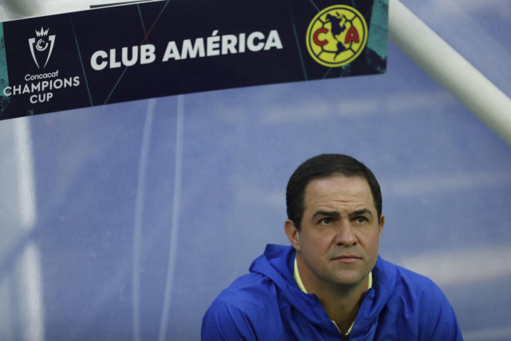 Imagen de archivo del entrenador del América Andre Soares durante un juego en el estadio Azteca de la Ciudad de México (México). EFE/ Sáshenka Gutiérrez