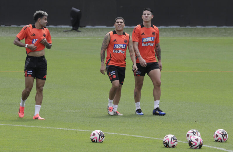 Luis Díaz, Juan Fernando Quintero y James Rodríguez, durante un entrenamiento de Colombia en el estadio Metropolitano en Barranquilla, sede del partido ante Chile. EFE/ Carlos Ortega