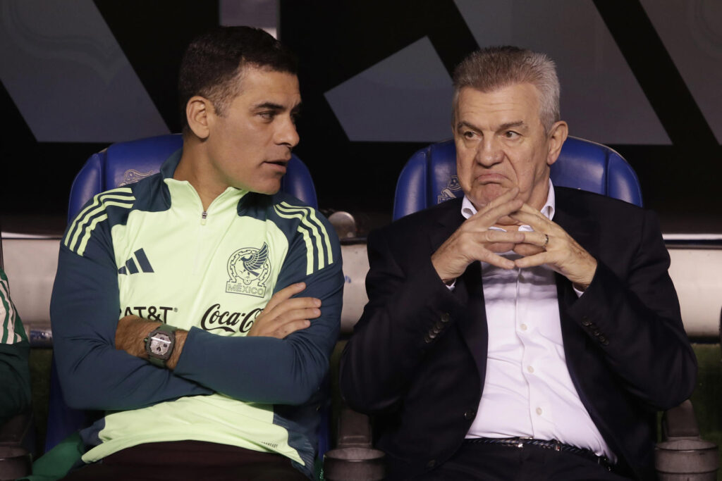 El entrenador de la Selección Nacional de México, Javier Aguirre (d) y su auxiliar técnico Rafael Márquez (i) reaccionan durante un juego amistoso ante el Valencia FC. EFE/Hilda Ríos