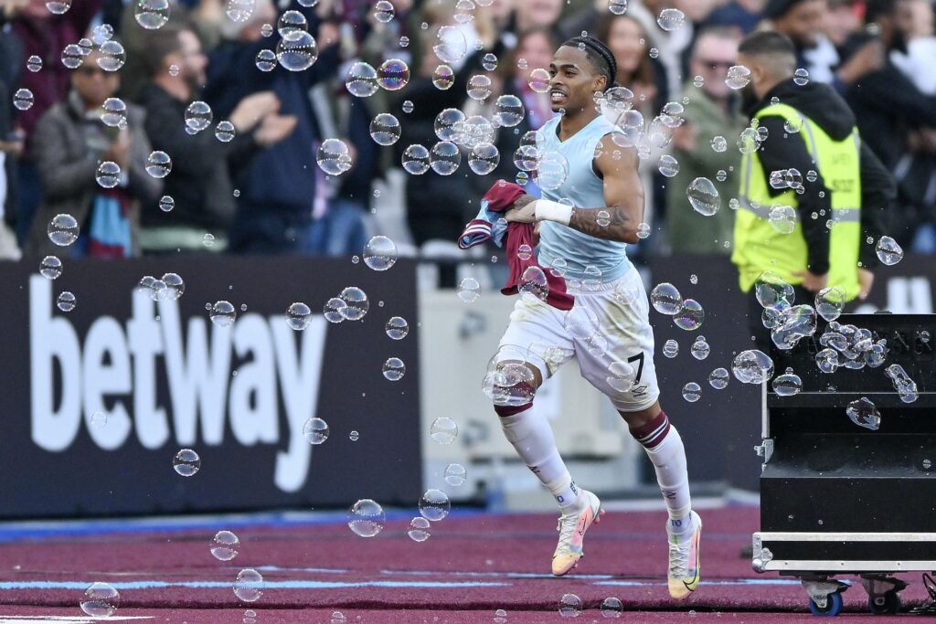 Crysencio Summerville celebra el 1-0 del West Ham. EFE/EPA/VINCE MIGNOTT.