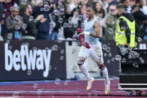 Crysencio Summerville celebra el 1-0 del West Ham. EFE/EPA/VINCE MIGNOTT.
