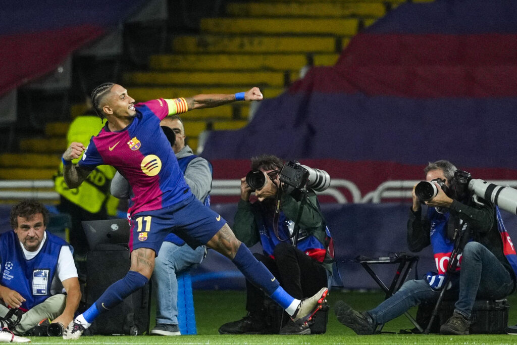 El delantero brasileño del FC Barcelona Raphinha celebra su gol, segundo del equipo, durante el encuentro correspondiente a la segunda jornada de la Liga de Campeones en el Estadio Olímpico Lluis Companys, en Barcelona. EFE/Alejandro García.