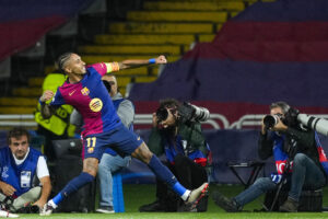 El delantero brasileño del FC Barcelona Raphinha celebra su gol, segundo del equipo, durante el encuentro correspondiente a la segunda jornada de la Liga de Campeones en el Estadio Olímpico Lluis Companys, en Barcelona. EFE/Alejandro García.